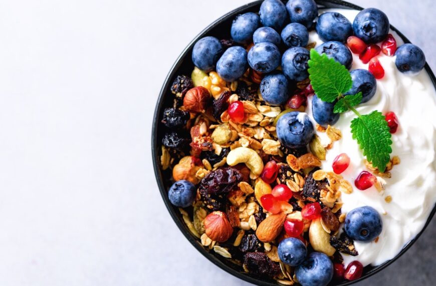 Breakfast is like the Wi-Fi for your brain—skip it, and you’re running on one bar all day. But mornings can be busy, so having quick and healthy options is important. Here are five easy breakfast ideas to start your day the right way.