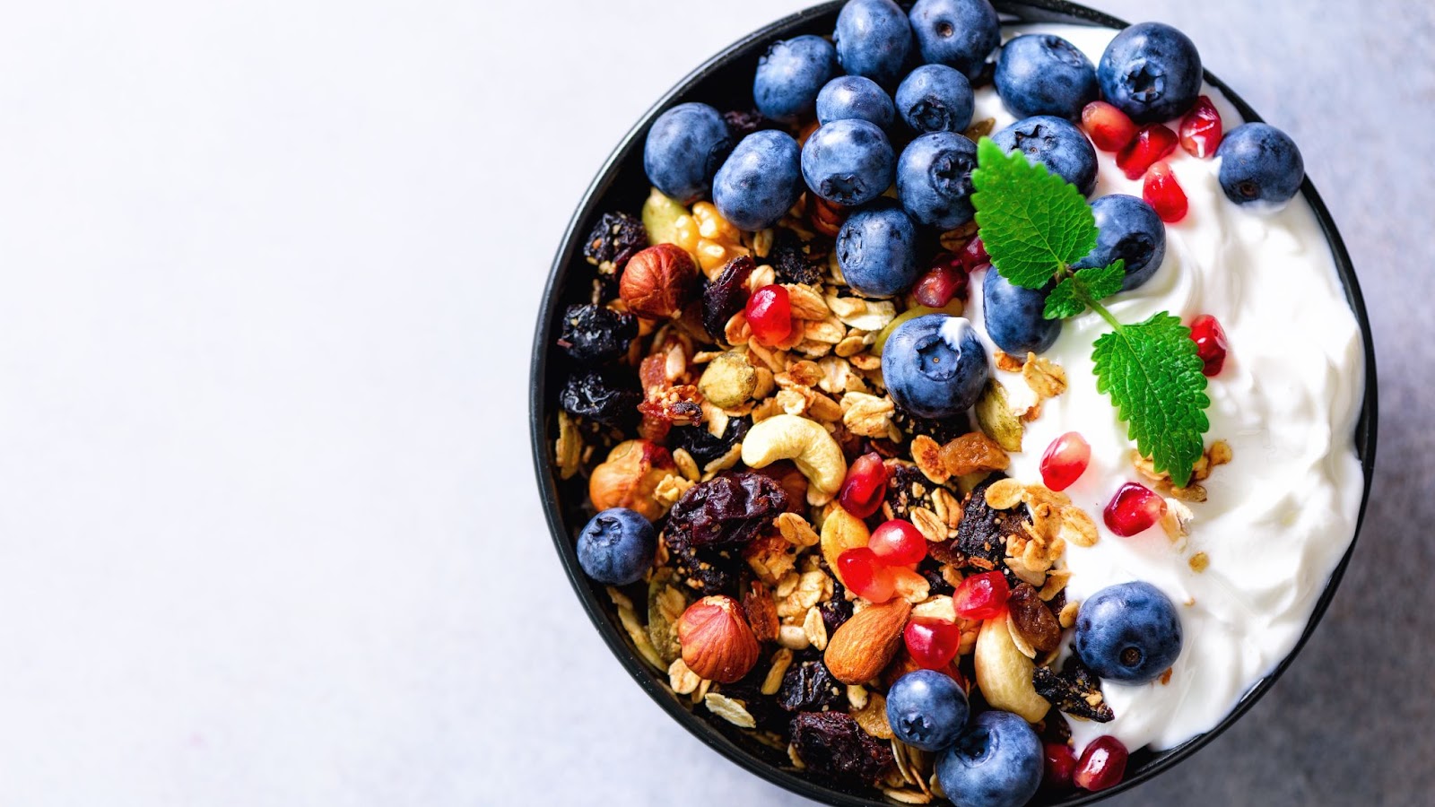 Breakfast is like the Wi-Fi for your brain—skip it, and you’re running on one bar all day. But mornings can be busy, so having quick and healthy options is important. Here are five easy breakfast ideas to start your day the right way.